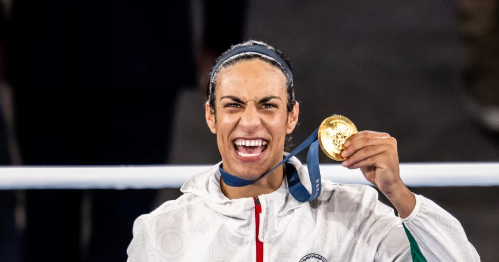 Imen Khelif qui brandit sa médaille d'or