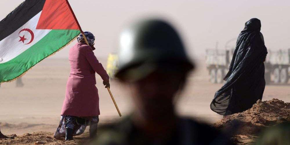 Une femme sahraoui qui résiste avec un drapeau de la RASD.