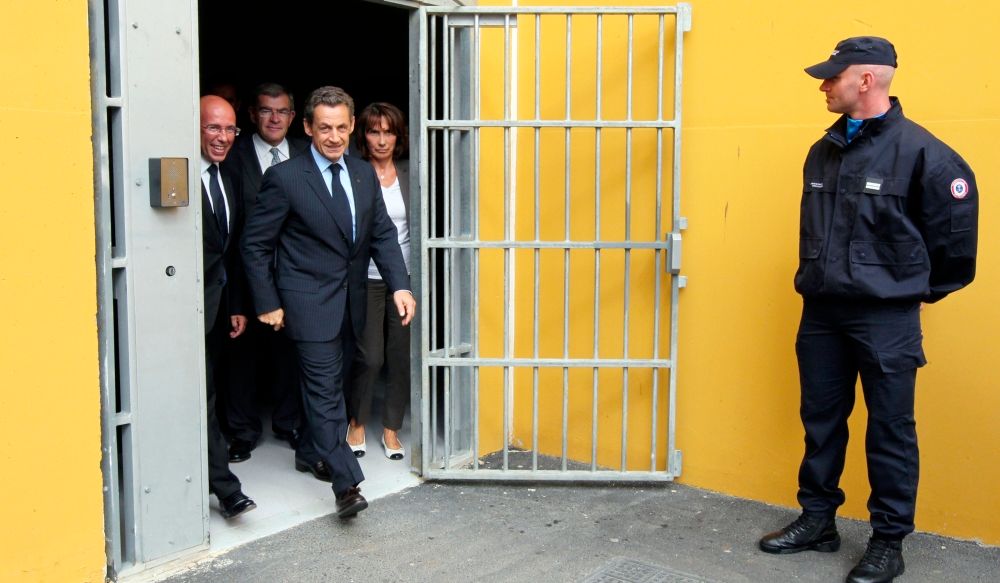 Sarkozy qui visite une prison en 2011